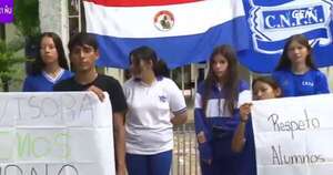 La Nación / Padres del colegio Pa’i Ñu exigen mantener el turno mañana para alumnos de Ciencias Sociales