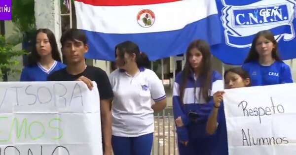 La Nación / Padres del colegio Pa’i Ñu exigen mantener el turno mañana para alumnos de Ciencias Sociales