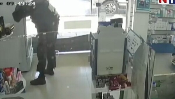 Video: Asaltó una farmacia vestido de policía y con el rostro cubierto