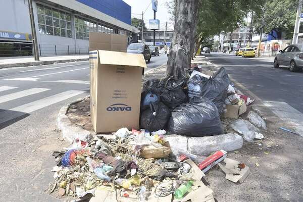 Crisis de la basura vuelve a inundar de desperdicios dos barrios de Asunción - Nacionales - ABC Color