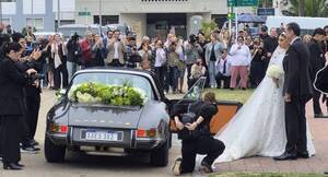 Curiosos memeté afuera de la parroquia en Punta del Este, es espera de los novios