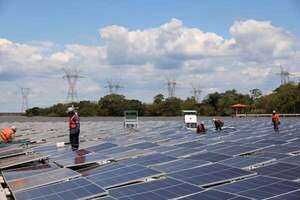 Itaipú: Planta Solar Flotante ya genera energía continuamente para la Central - Economía - ABC Color