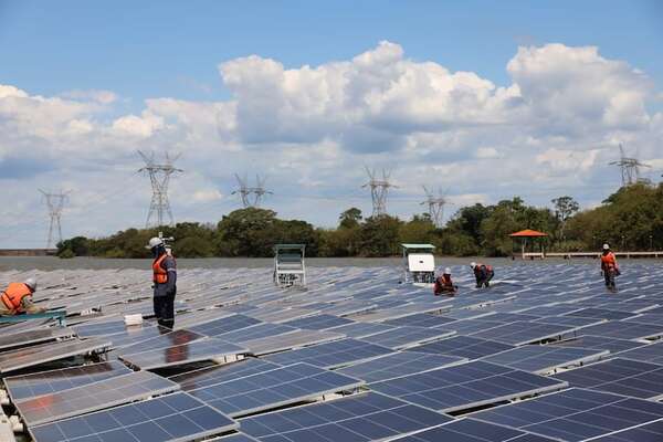 Itaipú: Planta Solar Flotante ya genera energía continuamente para la Central - Economía - ABC Color