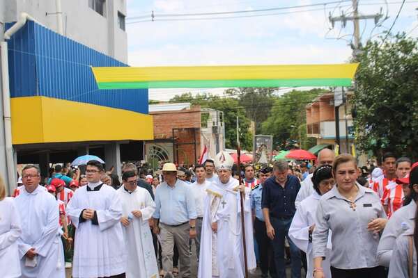 Tradicional rezo del Ángelus y emotiva interpretación de Patria Querida en la Basílica - Nacionales - ABC Color