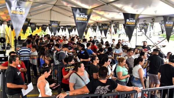 Cientos de compradores abarrotan las tiendas durante el Black Friday