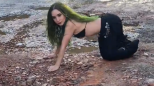 Al estilo Shakira, joven baila sobre baches de la avenida Avelino Martínez