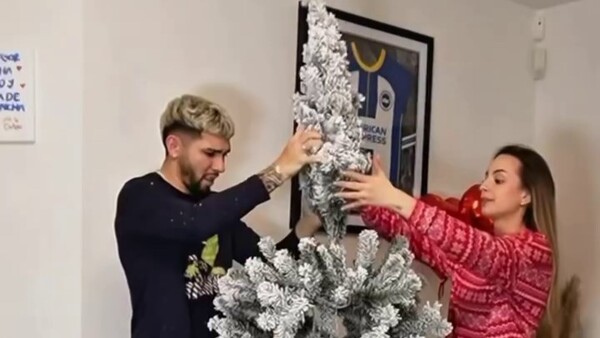 Popular / (VIDEO) ¡Julio Enciso y su patrona mostraron cómo armaron su arbolito entre besos!