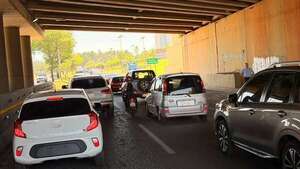 Video: caos vehicular en zona de Conmebol a causa de plenaria cartista - Política - ABC Color