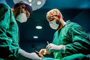 El doctor que saca la panza y levanta el "ánimo"