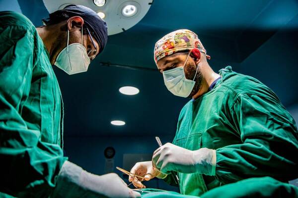 El doctor que saca la panza y levanta el "ánimo"