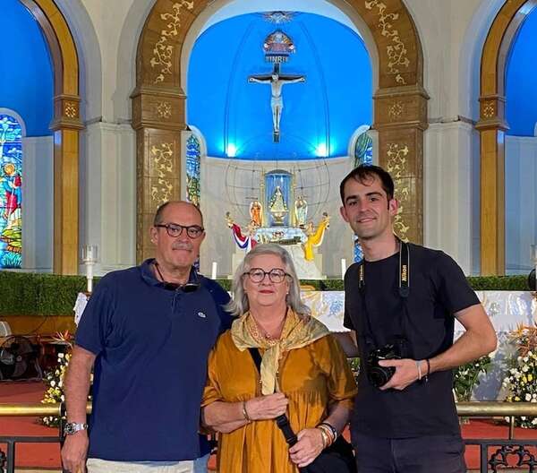 Familia francesa se vuelve devota de la Virgen de Caacupé - Nacionales - ABC Color