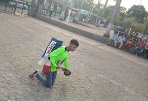 “La Virgencita me devolvió la vida”: Joven de 23 años avanza de rodillas hasta la Basílica en conmovedor gesto de fe - Nacionales - ABC Color