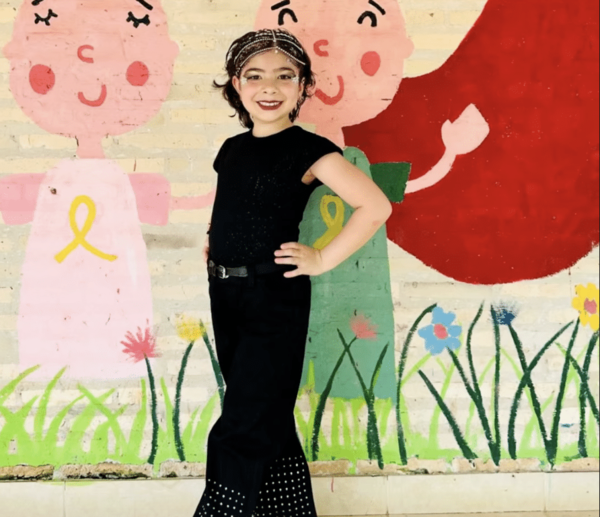 Shakira camina con Nayha, niña sobreviviente de cáncer