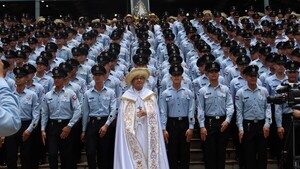 Frente siempre erguida, juventud y fe: Patria Querida eriza pieles durante el Ángelus en Caacupé