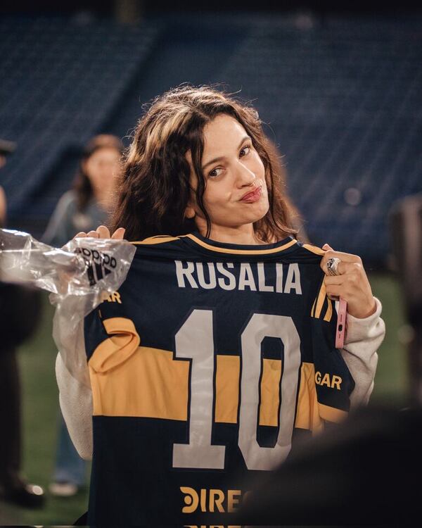 Rosalía, con el manto de  Boca Juniors - Fútbol Internacional - ABC Color