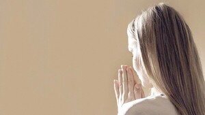 “Mi novio me dice que rezarle a mi papá muerto es pecado”