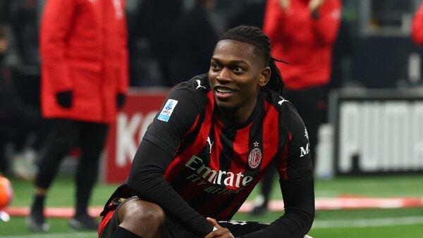 El Milan se asoma al liderato con polémica