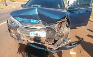 Violenta colisión dejó importantes daños materiales