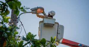 La Nación / Electricistas y artesanas iluminaron pasillos de Cateura y del Mercado 4