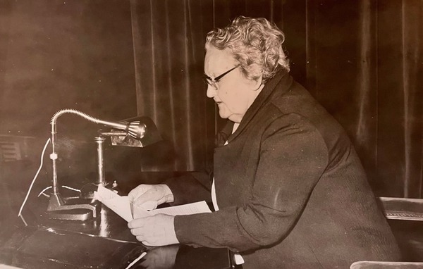 Una foto inédita revela a Josefina Plá en plena investigación del barroco guaraní