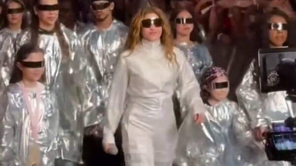 Popular / (VIDEO) Sueño de Navidad: ¡Una pequeña que se curó del cáncer caminó de la mano con Shakira!