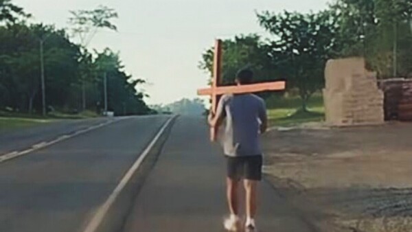 Peregrina junto a la Virgen con una cruz en los hombros