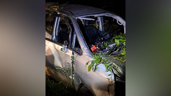 Ocupantes se salvan de milagro tras vuelco sobre la Ruta PY06