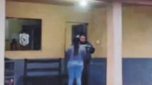 Por levantar polvareda al barrer la garrotearon