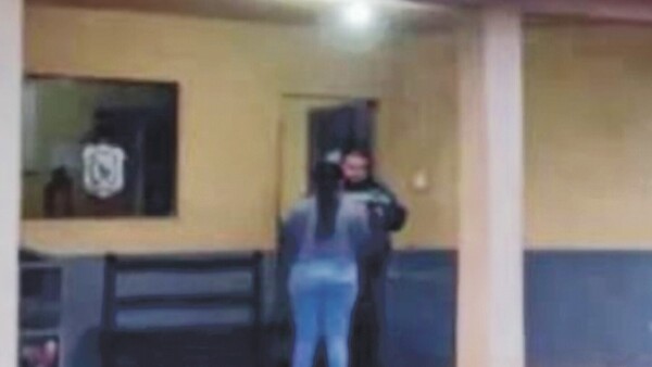 Por levantar polvareda al barrer la garrotearon