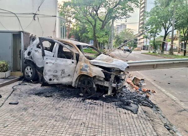 Popular / ¡Jaguare chocó contra una columna y provocó un incendio de auto!