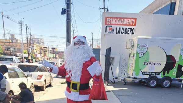 Papá Noel empezó temprano y ya tiene la agenda llena