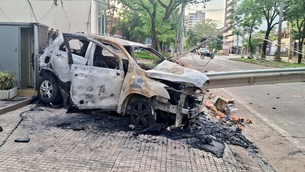 Grave accidente termina con auto incinerado y deja sin energía al barrio Murucuyá