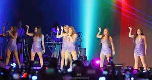 La Nación / Shakira hizo de la Nueva Olla un templo de nostalgia y fuego