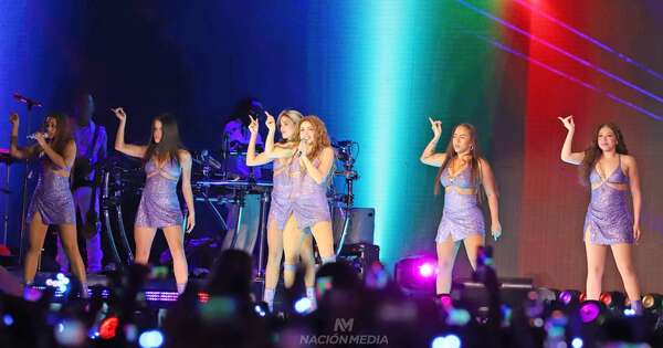 La Nación / Shakira hizo de la Nueva Olla un templo de nostalgia y fuego