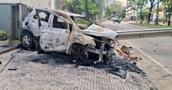 La Nación / Conductor ebrio chocó contra columna y varios vehículos estacionados