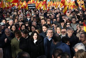 La derecha protesta en Madrid contra Pedro Sánchez, asediado por casos judiciales
