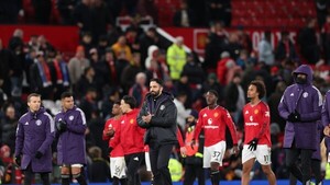 Manchester United logra importante victoria de remontada
