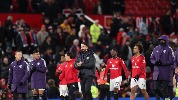 Manchester United logra importante victoria de remontada