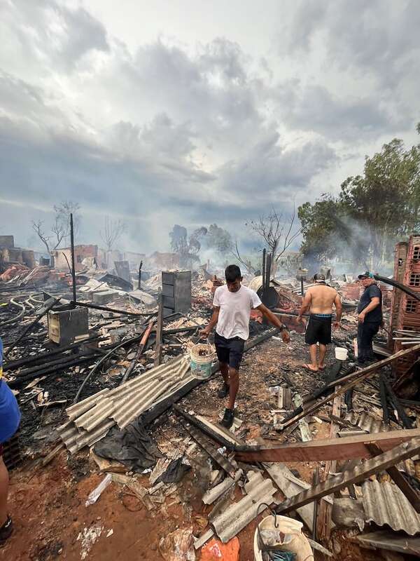 Más de cuarenta casas fueron devoradas por un incendio en la Villa Cangrejo - Nacionales - ABC Color