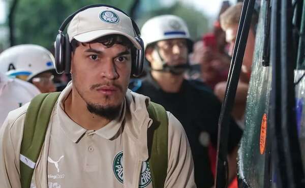 Gustavo Gómez se retiró a pie del centro de entrenamientos de Palmeiras - Fútbol Internacional - ABC Color