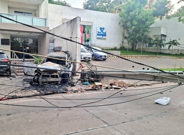Conductor alcoholizado derriba columna y provoca incendio en vehículo estacionado en Asunción