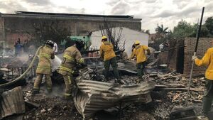 Video: Incendio consume viviendas precarias y deja a varias familias afectadas en Sajonia