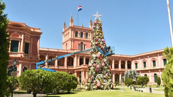 Postergan encendido de luces en árbol navideño del Palacio de López por inclemencias del tiempo