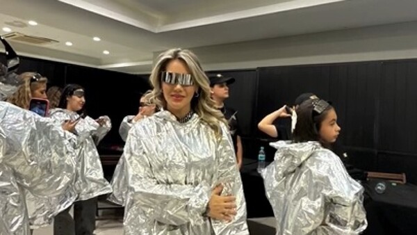 Caminata con Shakira: El polémico ingreso de la diputada cartista Johanna Vega al show de la Loba