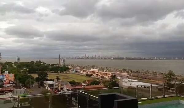 Núcleo de tormentas intensas ingresó a Encarnación - Clima - ABC Color