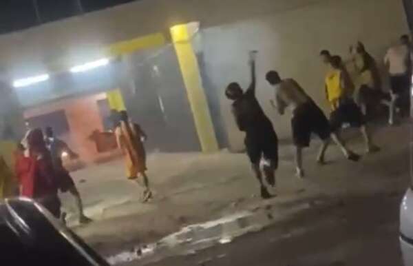 Video: hinchas generan disturbios frente al Club Guaraní tras consagración de Cerro - Policiales - ABC Color