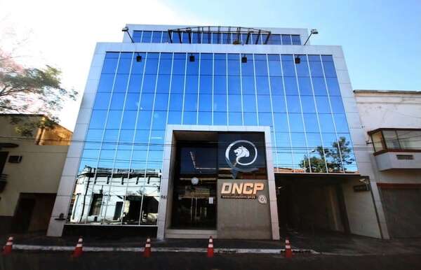 Presentaron denuncia ante la DNCP contra licitación del “core”  del BNF - Economía - ABC Color