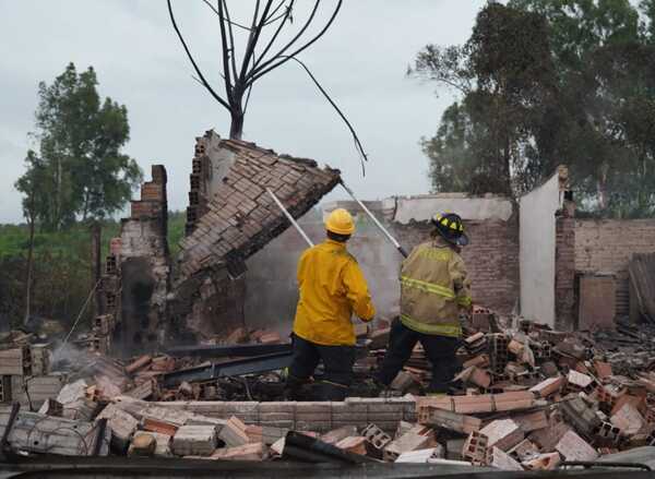 Popular / Villa Cangrejo: Asistieron a 40 familias tras feroz incendio