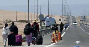 La Nación / Bloqueo peruano dispersa a indocumentados que intentaban salir de Chile