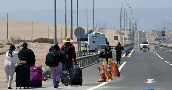 La Nación / Bloqueo peruano dispersa a indocumentados que intentaban salir de Chile